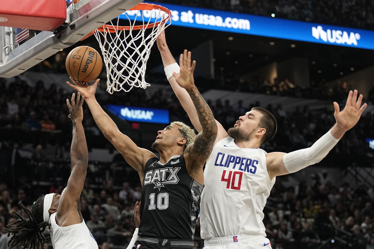 San Antonio Spurs forward Jeremy Sochan (10) shoots around Los Angeles Clippers center Ivica Zubac (40) during the second half at Frost Bank Center